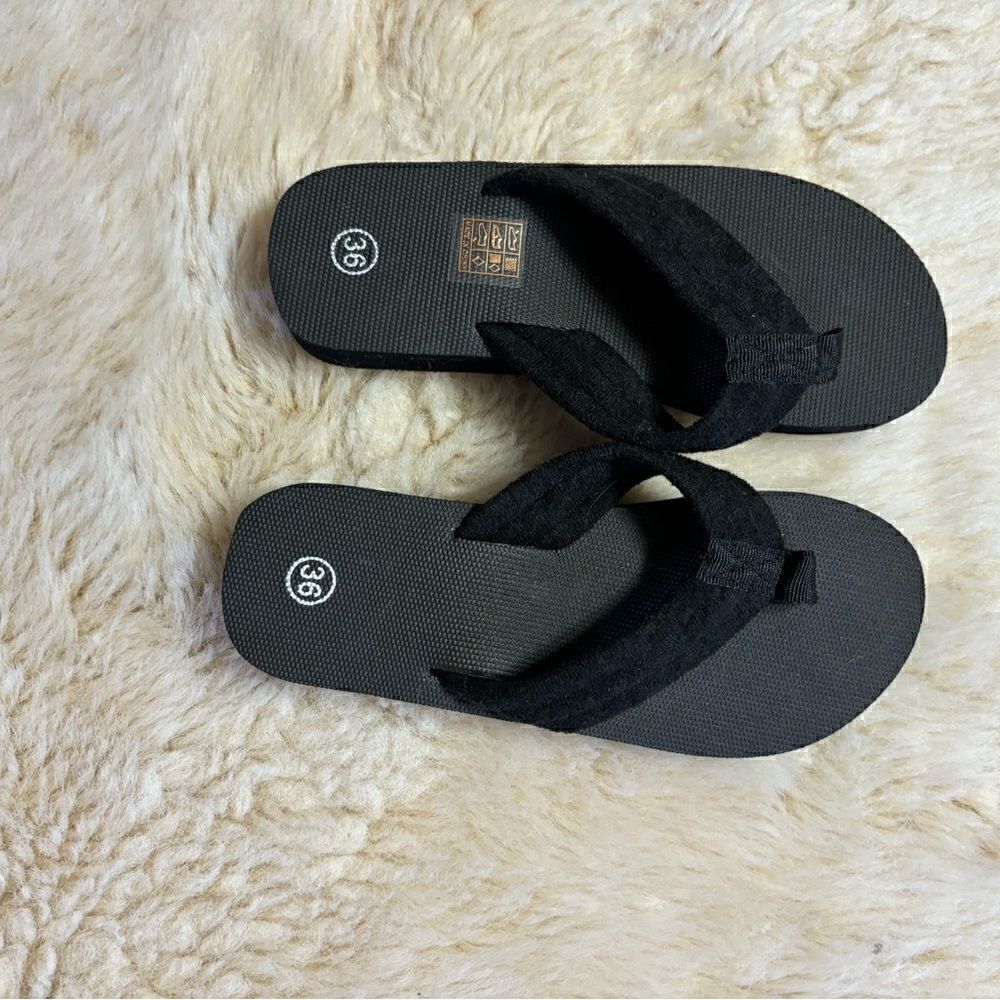 Target Black Sandals size 6 - Picture 4 of 4